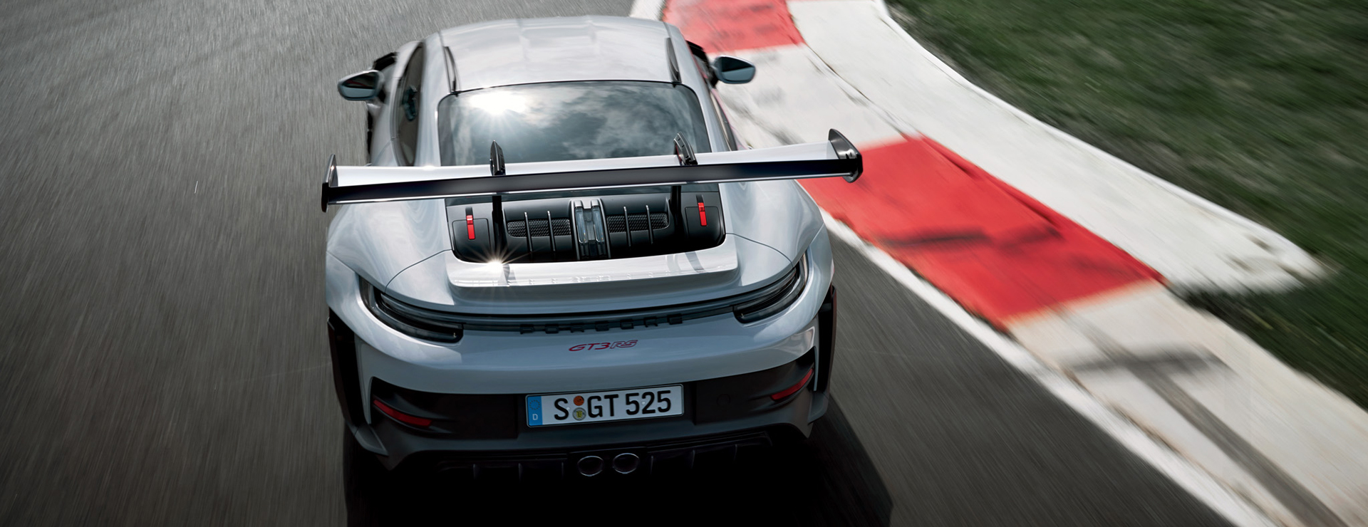Ein Porsche Rennwagen fährt schnell auf einer Rennstrecke.